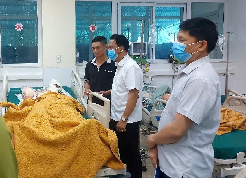 Giám đốc Sở Y tế tỉnh Điện Biên thăm, trao quà hỗ trợ 3 bệnh nhân bỏng nặng

